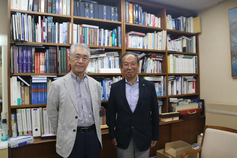 本庶 佑氏と市長が横の並んでいる写真
