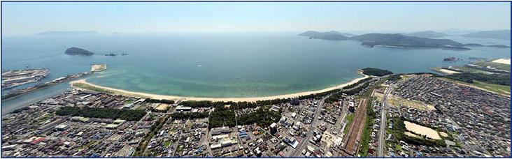 街並みと海を見下ろす航空写真