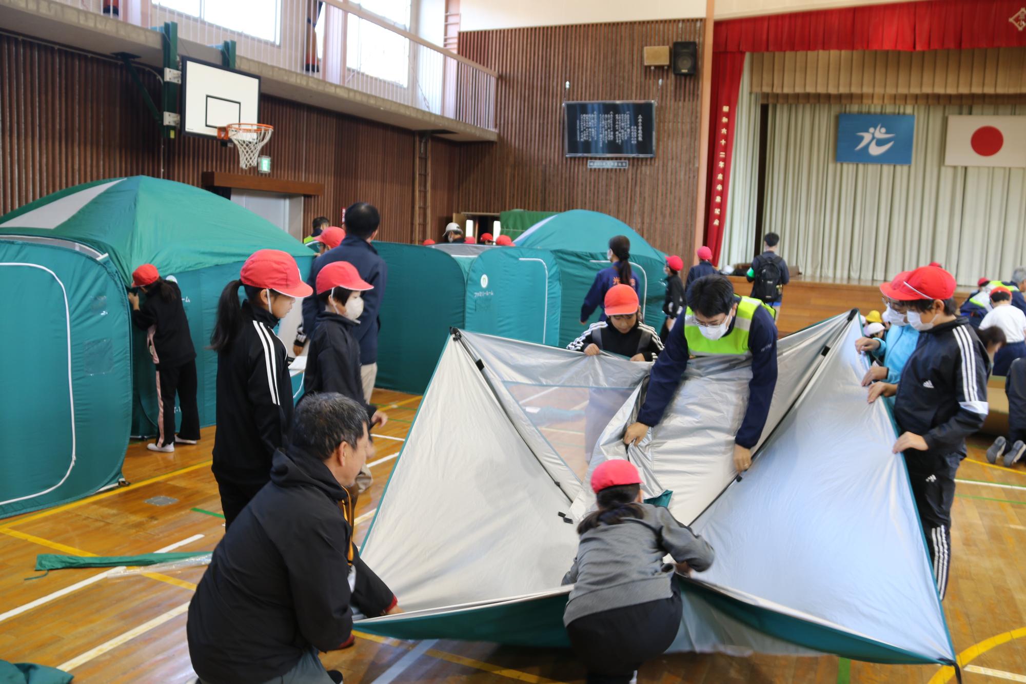 児童避難所敷材組み立て訓練の様子