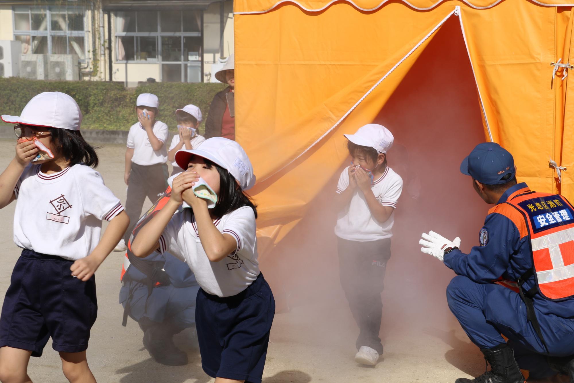 児童煙体験の様子