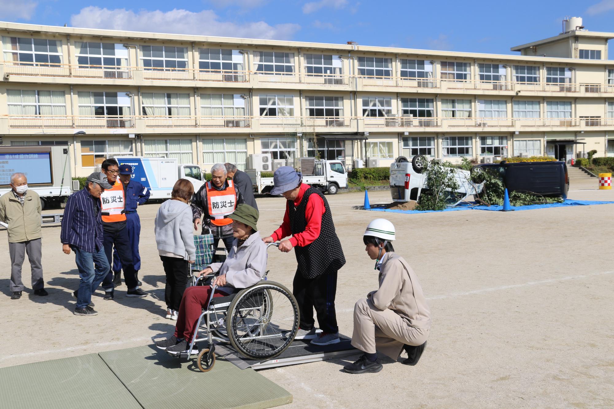 車いす操作訓練の様子