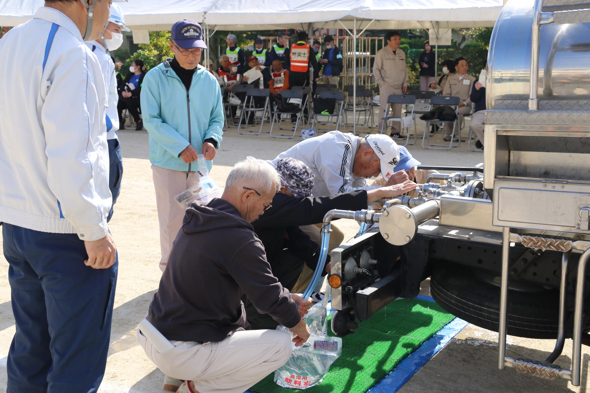 応急給水訓練の様子