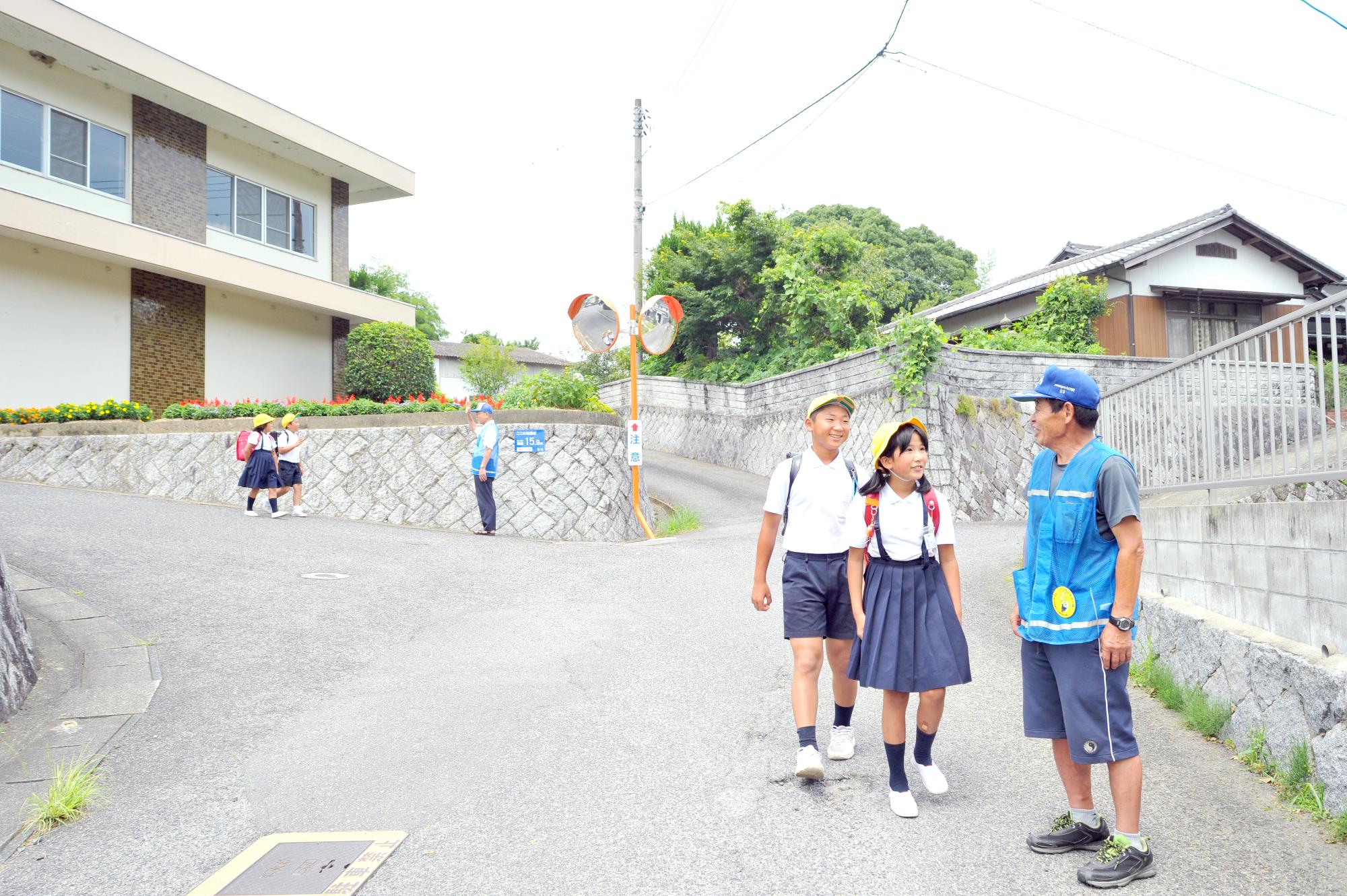 安心安全イメージ写真。通学の見守りを行っている写真。