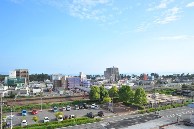 光駅北口とその先の虹ケ浜の街並みを遠方から撮影した写真