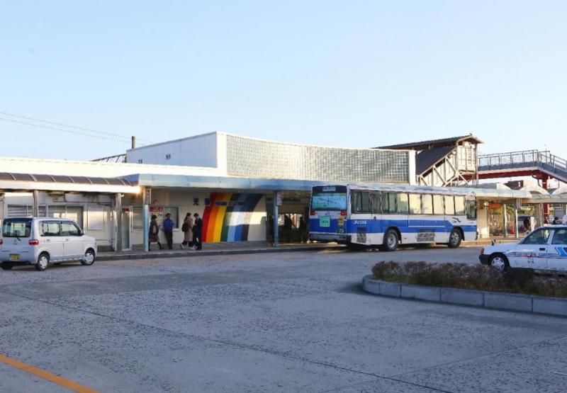 バスや車が停まる光駅のロータリーを遠くから撮った写真