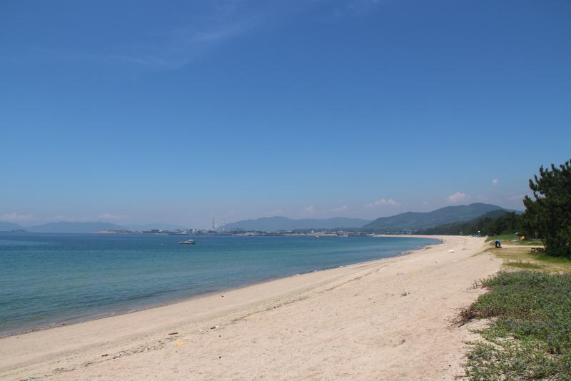 白い砂浜と青い空、青い海が広がる室積海岸の写真