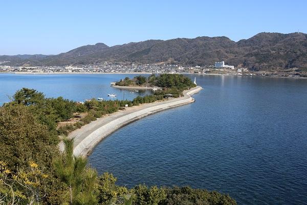 海岸から伸びた細長い形の大地の周りに海が広がっている写真