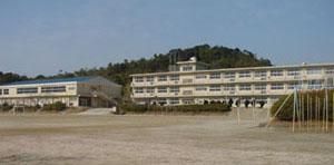 青空と山並みと光市立浅江小学校外観の写真