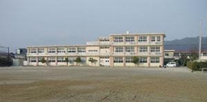 広い校庭と光市立室積小学校外観の写真
