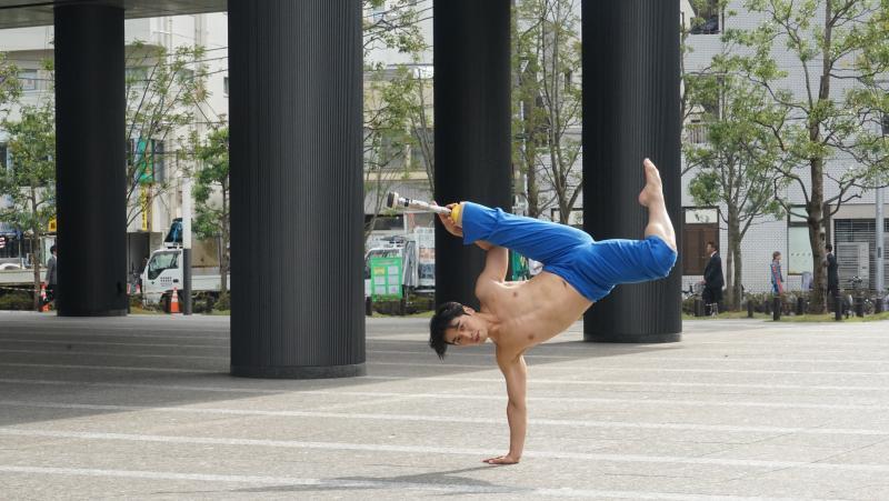 片手を地面に付き、体を持ち上げるポーズを決める大前光市氏の写真