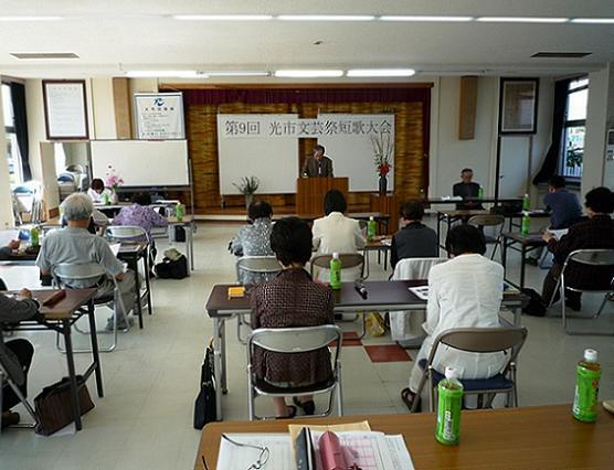 浅江公民館にて短歌の講演を聴いている人達の様子