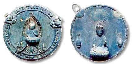 十一面観世音菩薩の坐像が描かれている、薄い銅製円板2枚の写真