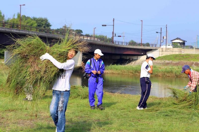 河川敷の清掃活動をしている人々の写真