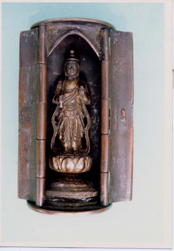 蓮台上に立っている銅造虚空蔵菩薩立像の写真