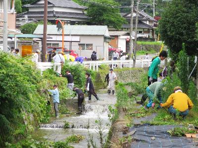 河を清掃する人々
