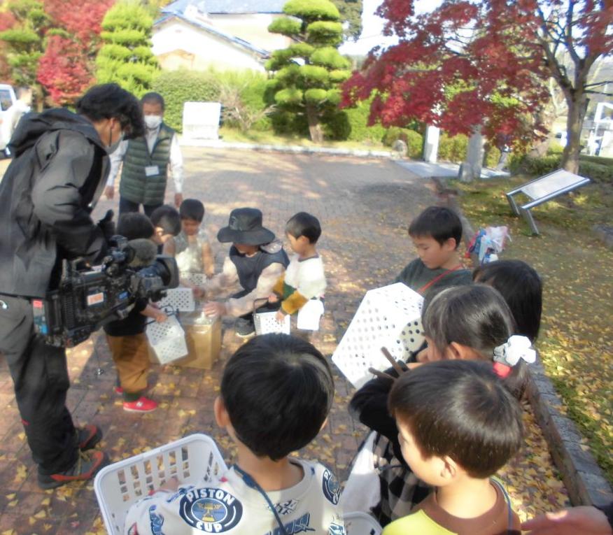 伊藤公記念公園で束荷幼稚園の園児たちがイチョウ集めする様子