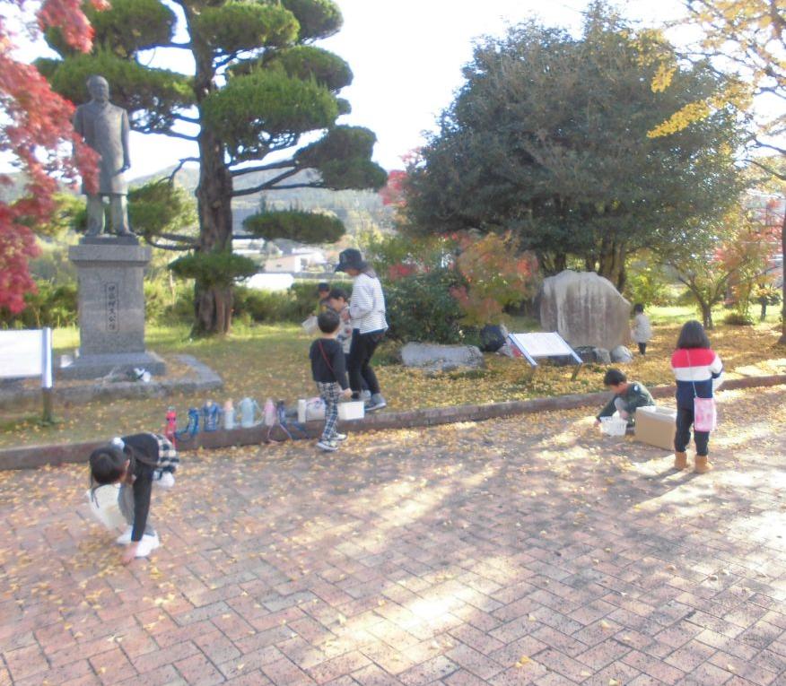 伊藤公記念公園で束荷幼稚園の園児たちがイチョウ集めする様子