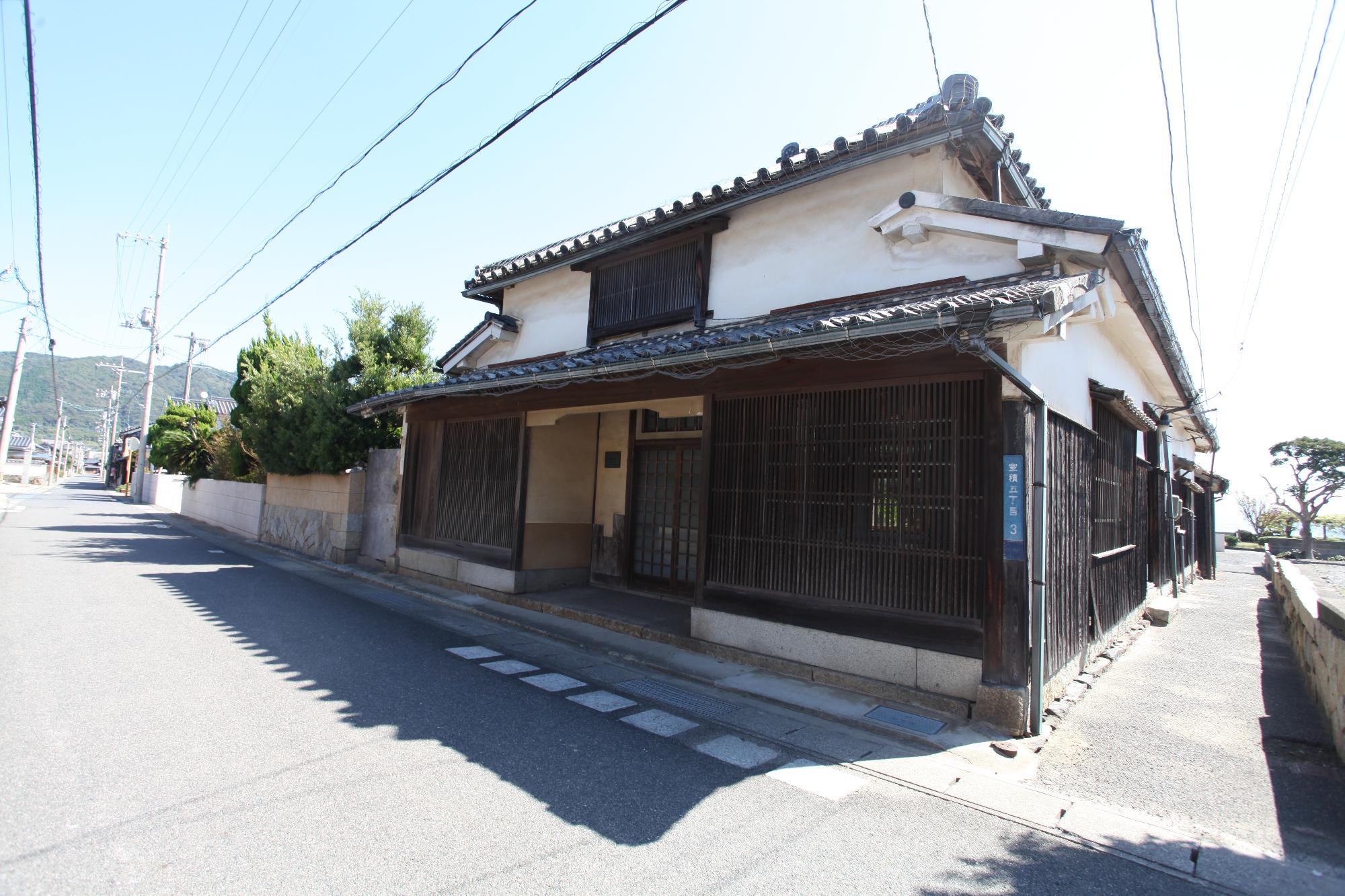 二階建ての古い日本家屋風の旧礒乃屋の写真