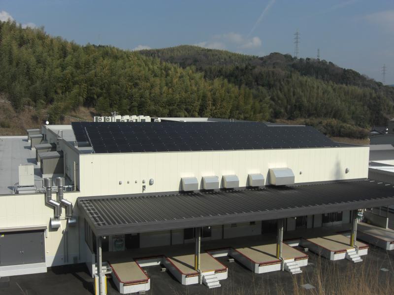 屋上に設置された太陽光発電装置の外観写真
