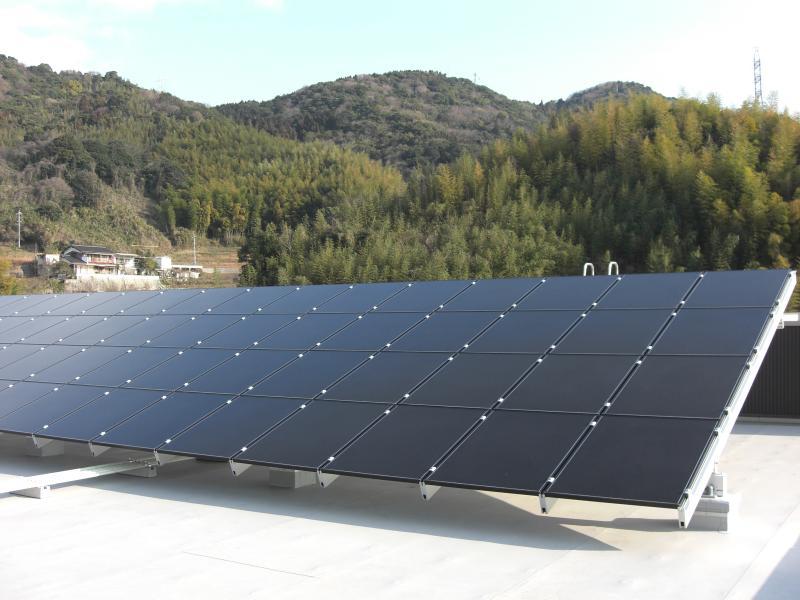 屋上に設置された太陽光発電装置の近影写真