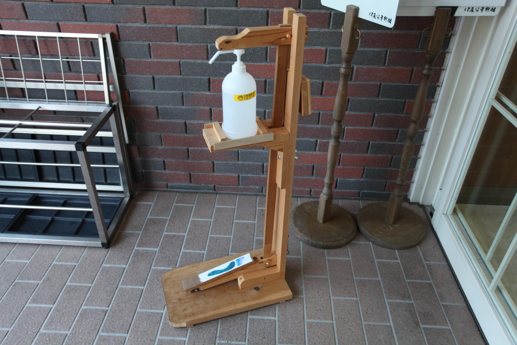 木製足踏式消毒液スタンドの写真