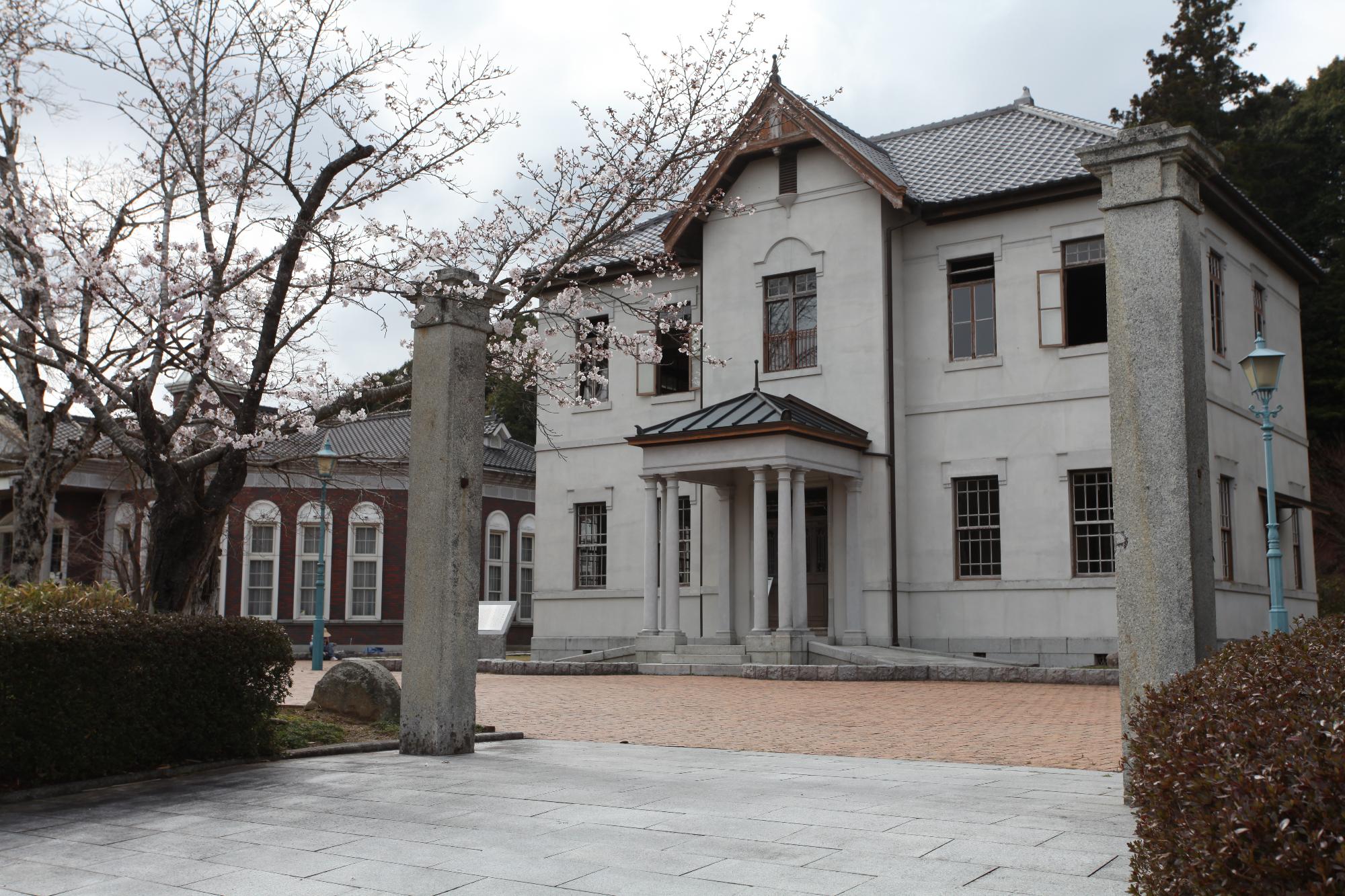 旧伊藤博文邸と桜の写真