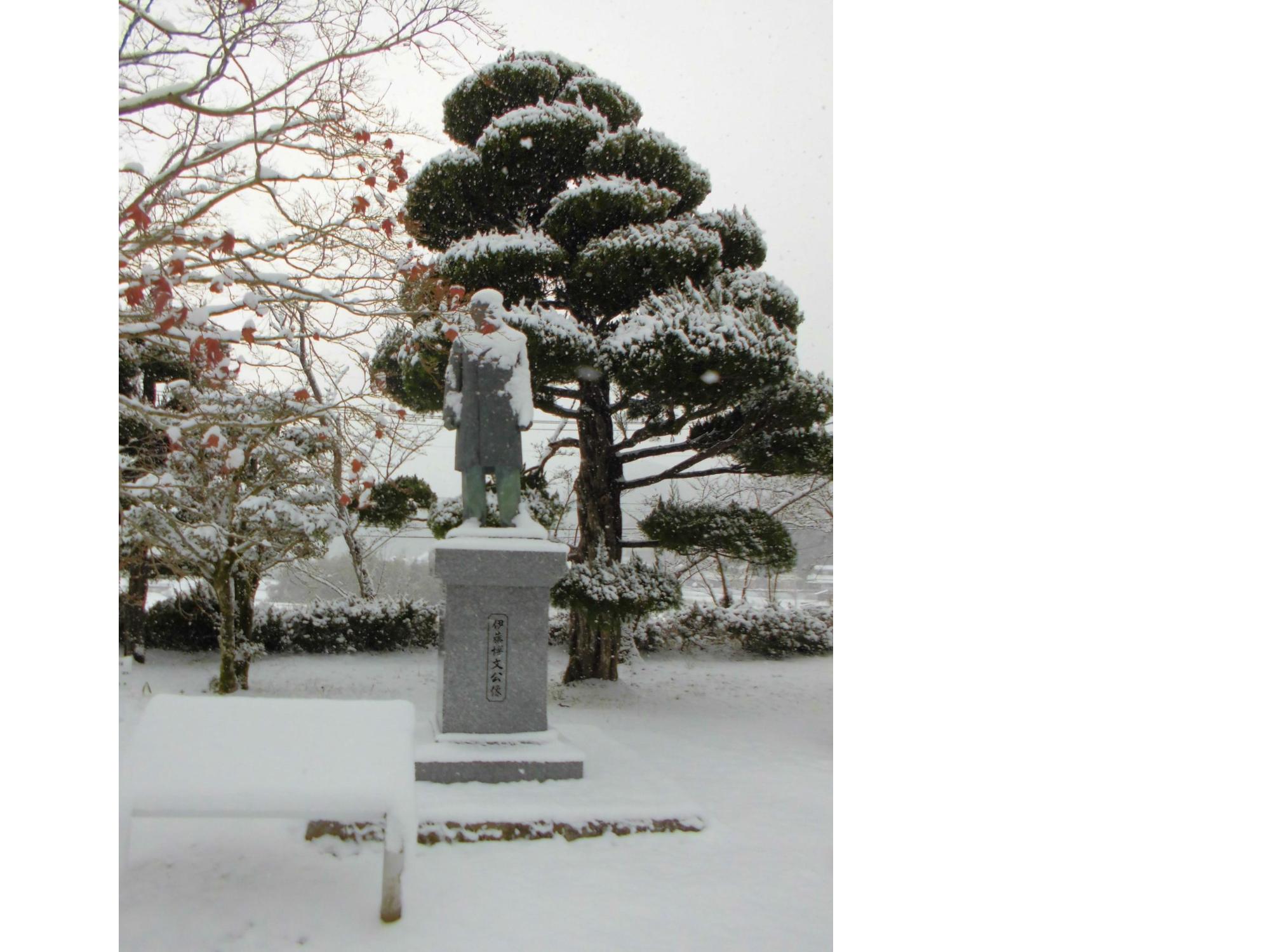 雪が積もった銅像の写真