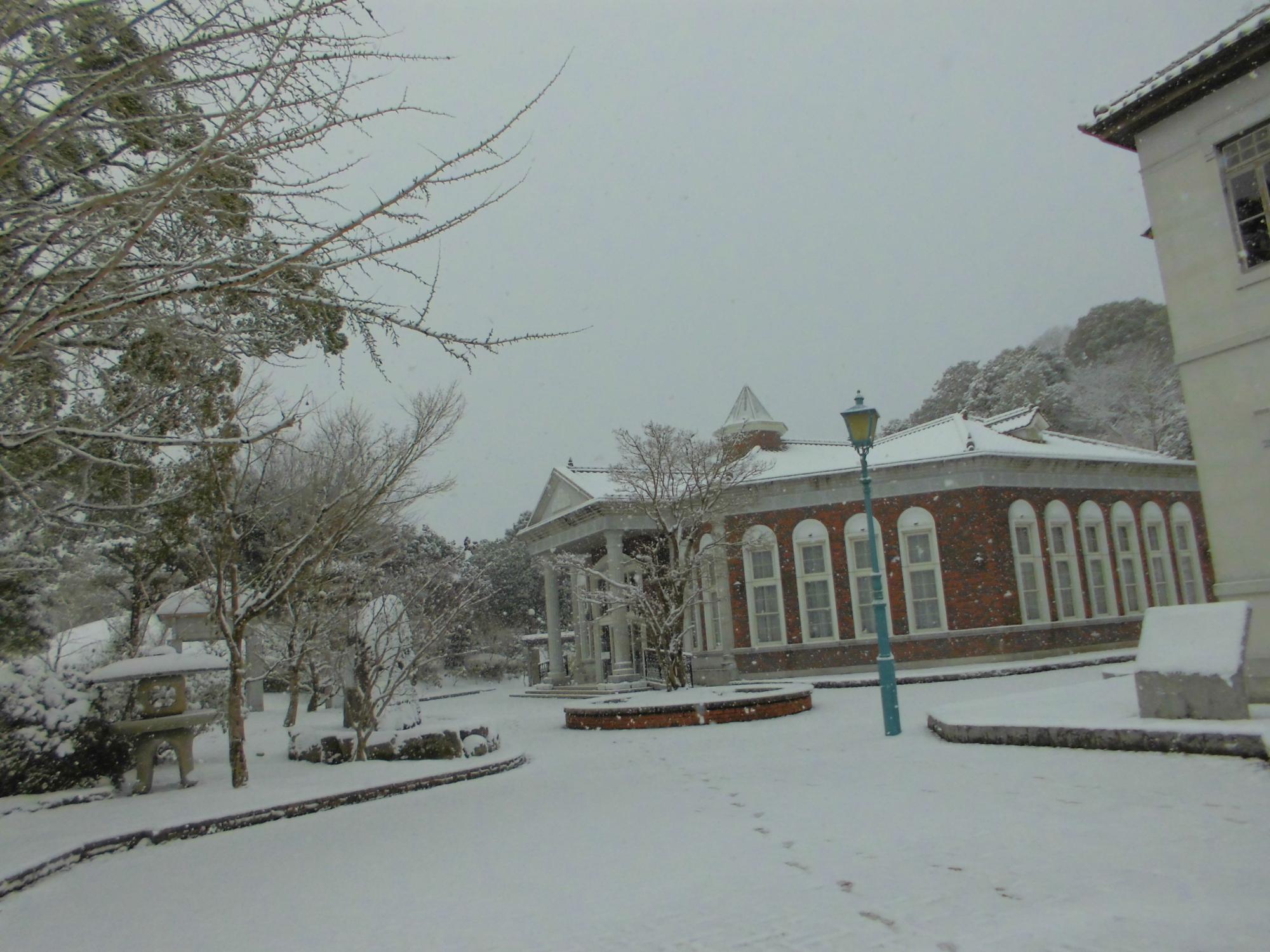 雪が積もった公園の写真