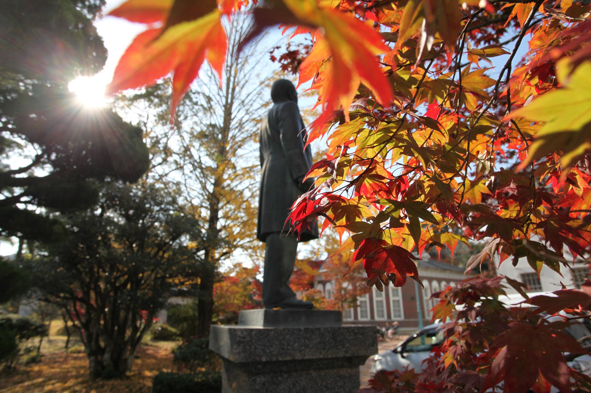 伊藤博文公立像と紅葉の写真