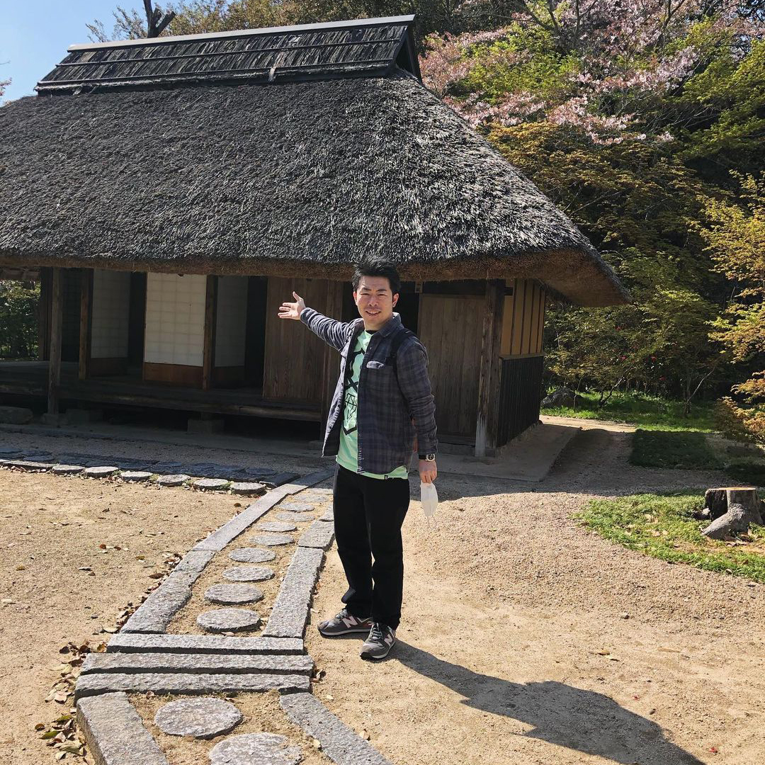 生家の前に松野さんがいる写真