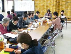 浅江公民館にて座りながら俳句を考えている人達の様子