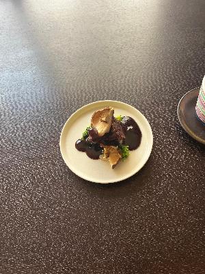 お肉料理またはお魚料理でカンロ飴の赤ワインソース