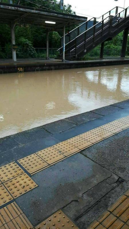 洪水で浸水した駅の写真