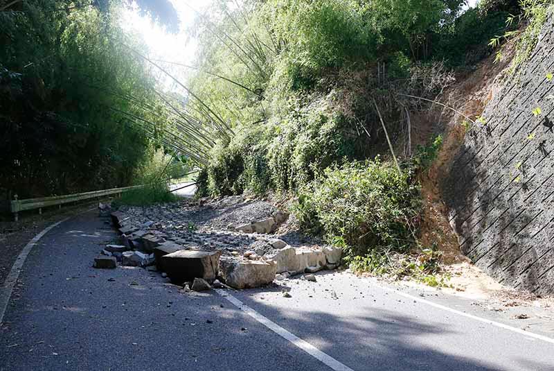 土砂崩れで塞がれた山間の道路の写真