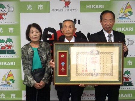 益田 幸治さんと市長が額縁に入った賞状を持っている写真