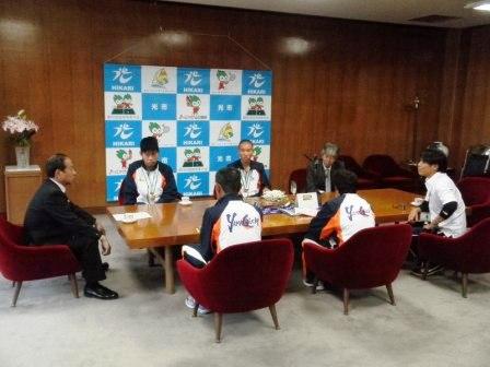 応接室で市長と選手、関係者が座って話をしている写真