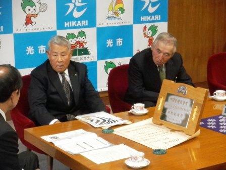 応接室にて田村 敏雄さんと市長が座って話をしている写真
