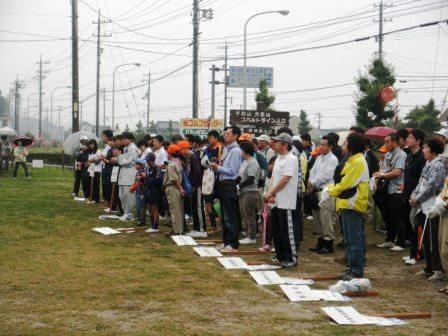 「「小さな親切」運動列島クリーン大作戦」で運動場に参加者が立っている写真