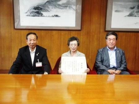 木村 一惠さん、市長と男性1名が椅子に座り記念写真