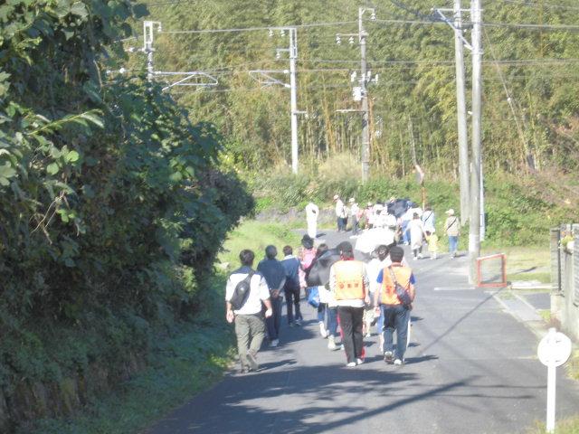 地域ふれあい協働隊の参加者が農道を連なって歩いている様子を後方から写っている写真