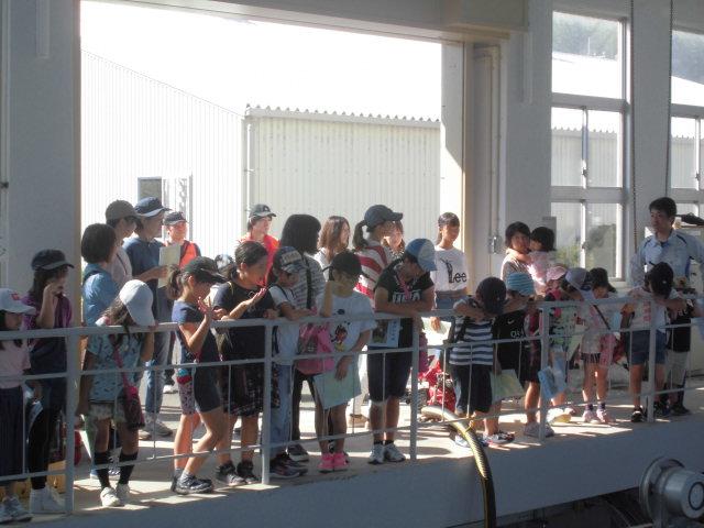 林浄水場を子ども達が見学しており、柵の上から下を眺めている写真