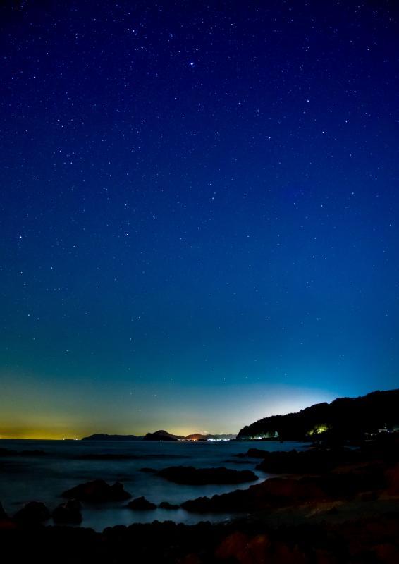 無数の星が出ている海辺の夜空を撮影した写真