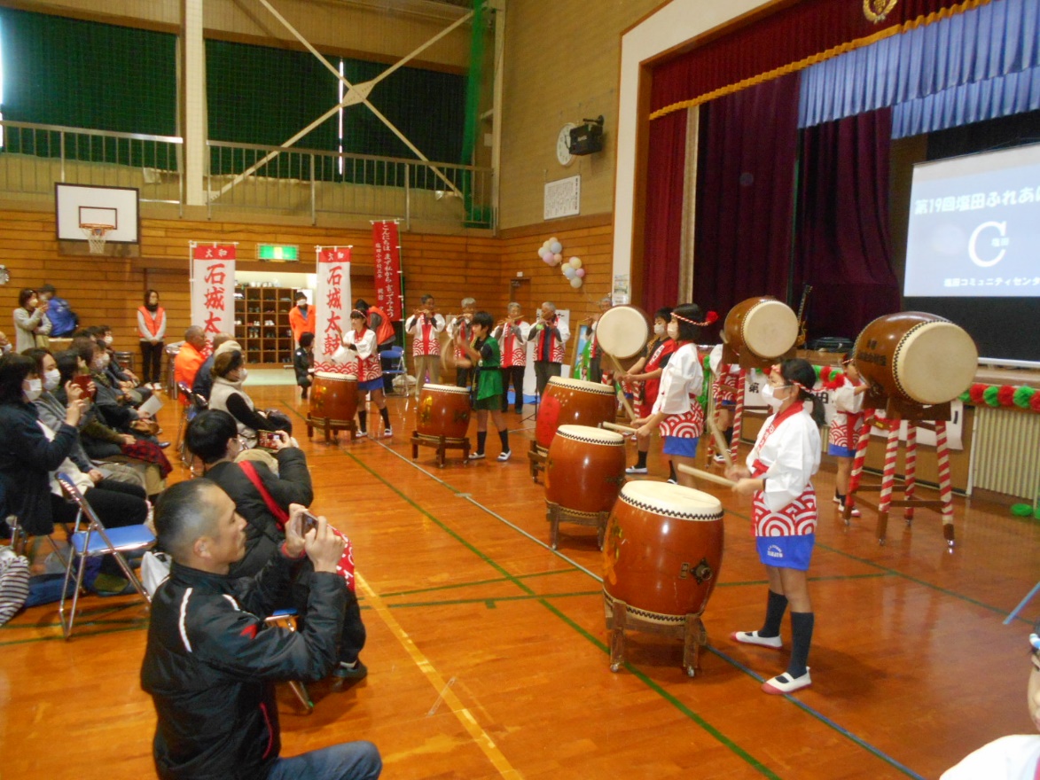 塩田小学校の児童が石城太鼓を演奏する様子