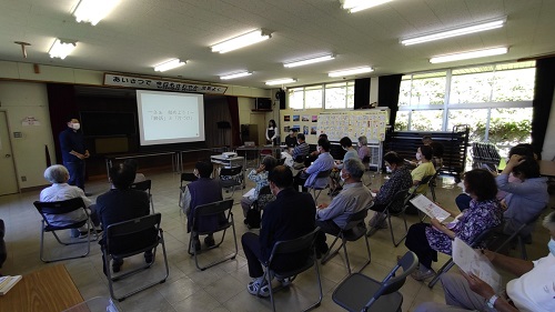 会場に多くの地域住民が集まりセミナーを開催している様子