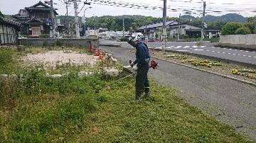 川口隊員が草刈り機を使用し、繁茂した雑草を刈っている様子