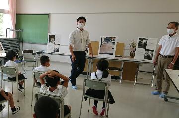 小学生に活動報告する川口隊員