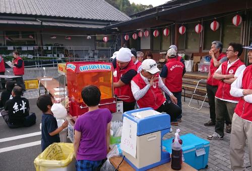 地域のお祭りに参加し綿菓子をつくる川口隊員