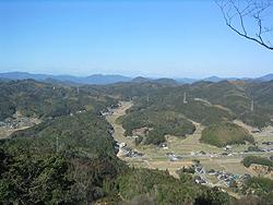 青空のした、緑の山や田園風景が広がる塩田の風景の写真