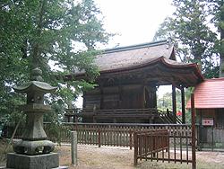 均された地面に立つ石城神社の写真