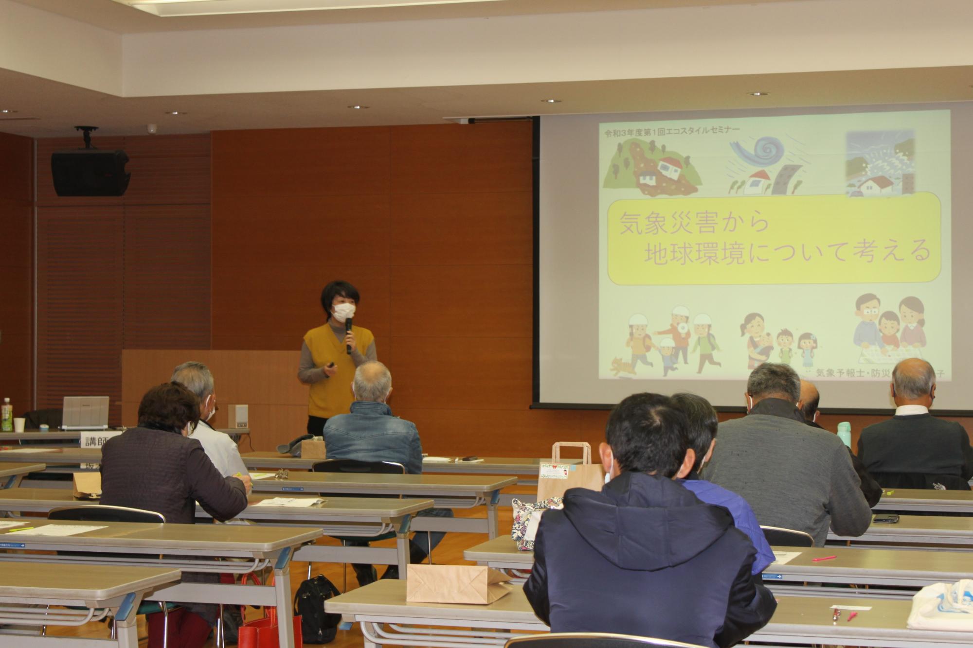 講演を聞く参加者